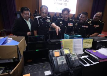 AZAM Baki (tengah) menunjukkan hasil rampasan bagi Op Tropicana dalam sidang akhbar di Ibu Pejabat SPRM, Putrajaya.