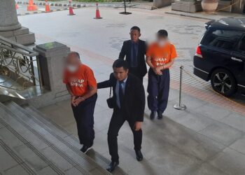 DUA lelaki berusia antara 45 dan 80an ditahan reman SPRM di Mahkamah Majistret, Putrajaya.