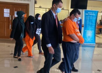 PENGURUS Kewangan dan pegawai eksekutif kanan kewangan Kosma (berbaju oren) dihadapkan ke Mahkamah Majistret Kuantan di Kuantan, Pahang. - UTUSAN/ DIANA SURYA ABD WAHAB.
