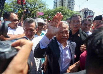 MUHYIDDIN Yassin ketika hadir di Ibu Pejabat SPRM, Putrajaya. - UTUSAN/FAISOL MUSTAFA