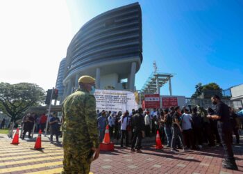 ANTARA penyokong Muhyiddin Yassin yang berkumpul di luar ibu pejabat SPRM, Putrajaya. pagi tadi - UTUSAN/FAISOL MUSTAFA