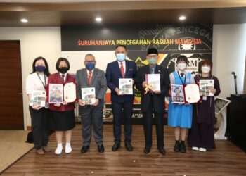 Ahmad Khusairi Yahaya bergambar bersama pegawai kanan SPRM lain, LPPR dan pelajar pada majlis penyerahan buku Laporan Tahunan SPRM 2021 kepada panel LPPR di Putrajaya semalam.
