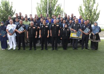 AZAM Baki (tengah) bersama bersama 40 penerima sijil di ibu pejabat SPRM Putrajaya. - GAMBAR IHSAN SPRM