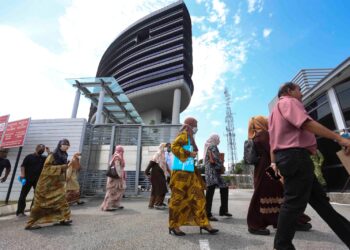 SEBAHAGIAN mangsa umrah hadir di SPRM bagi memohon siasatan salah sebuah syarikat agensi umrah di SPRM, Putrajaya. - UTUSAN/FAISOL MUSTAFA