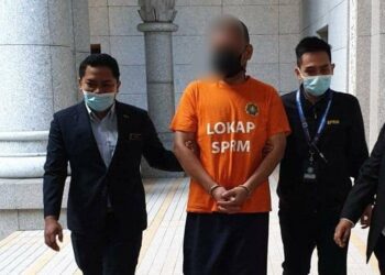 BEKAS pengurus pemasaran universiti swasta ditahan SPRM di mahkamah Majistret, Putrajaya.