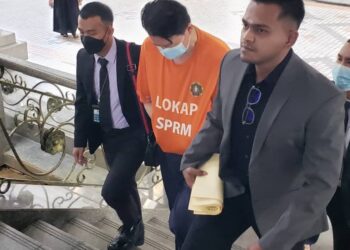 SPRM menahan reman dua individu suspek utama kes penyelewengan dana syarikat berhubung isu pembelian minyak urut di Mahkamah Majistret Putrajaya.