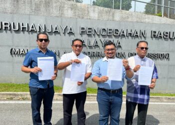 CHE'GU Bard (dua kiri) tampil menyerahkan dokumen kepada SPRM  bagi menyiasat dakwaan penyelewengan penjualan tanah di Bukit Tinggi milik Yayasan Selangor di Ibu Pejabat SPRM, Putrajaya. - UTUSAN/KAMARIAH KHALIDI