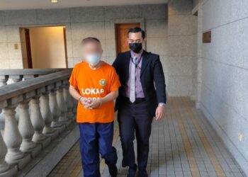 SPRM menahan reman suspek lelaki disyaki menerima upah bagi melakukan kerja-kerja membabitkan kegiatan pengubahan wang haram di Mahkamah Majistret, Putrajaya.