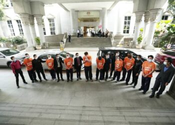 LAPAN individu termasuk pengarah syarikat yang mengaut keuntungan jutaan ringgit hasil memanipulasi maklumat peribadi pengguna telefon bimbit dihadapkan ke Mahkamah Majistret Putrajaya, hari ini.