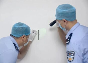 PASUKAN penyiasat mengambil sampel darah pada nyamuk mati di dinding sebuah apartmen di Fujian.-AGENSI