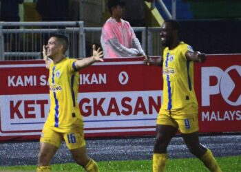 SERGIO Aguero (kiri) dan Kpah Sherman meraikan gol ketiga Sri Pahang pada perlawanan Liga Super menentang Kelantan di Stadium Darul Makmur di Kuantan, Pahang. - FOTO/SHAIKH AHMAD RAZIF
