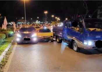 KERETA Proton Saga yang ditembak polis sehingga pemandunya maut di lokasi kejadian selepas cuba melarikan diri dan merempuh sepasukan polis serta kenderaan lain di Kuching, Sarawak, semalam. - IHSAN PEMBACA