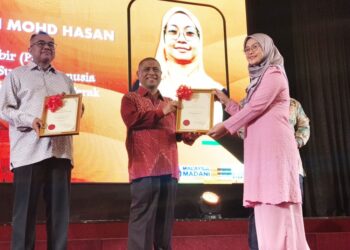 SAARANI Mohamad (tengah) menyampaikan Anugerah Perkhidmatan Cemerlang kepada penjawat awam pada Majlis Penyampaian Anugerah Perkhidmatan Cemerlang (APC) 2022 di Ipoh hari ini. - UTUSAN/LIYANA RAMLI