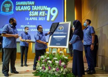 Alexander Nanta Linggi (tengah) merasmikan Hari Ulang Tahun Suruhanjaya Syarikat Malaysia Ke-19 dan Kempen ‘Usahawan Bijak, Usahawan Berdaftar’, sambil diperhatikan Hasnol Zam Zam Ahmad (kiri) dan Nor Azimah Abdul Aziz di Menara SSM, Kuala Lumpur, kelmarin.  – UTUSAN/SHIDDIEQIIN ZON