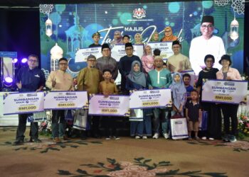 MOHAMED Khaled Nordin (tengah) bergambar bersama penerima akaun Simpan SSPN Prime bernilai RM1,000 dalam Majlis Tautan Kasih Bersama Media di Petaling Jaya, Selangor.