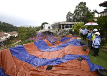 JPS melaksanakan kerja-kerja awalan pembersihan sisa runtuhan bagi memastikan aliran sungai lancar di Jalan Kemensah Heights, Ampang, Selangor. 