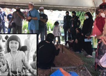 ]JENAZAH Nur Kasrena Darwisyah Mohd. Khairul, 8, selamat dikebumikan di Tanah Perkuburan Islam Felda Sendayan, Seremban hari ini.