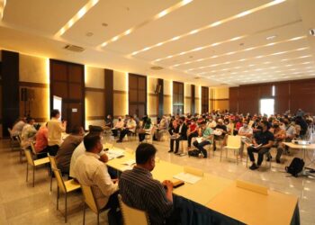 ORANG ramai menyertai sesi townhall berkaitan pembinaan projek stesen pemindahan sisa pepejal di Kampung Air Putih, Pekan Nanas di Pontian, Johor, semalam.