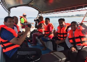 MOHD. Syukri Madnor (kiri) bersama beberapa pengamal media yang menyertai program Latihan Di Air bersama media di Pantai Telok Kemang, Port Dickson, hari ini. - FOTO/ZAKKINA WATI AHMAD TARMIZI