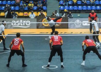 AKSI Tekong Putrajaya Cyborg Muhammad Farid Abdul Aziz melakukan servis ketika aksi Emas Anuar Liga Sepak Takraw (STL) 2021/22.