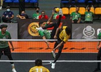 APIT kanan Kelantan Warriors, Wan Naim Imani (dua dari kiri), membuat libasan pada perlawanan Emas Anuar Liga Sepak Takraw menentang Perak Bison, di Stadium Titiwangsa, di sini hari ini. - UTUSAN/ SHIDDIEQIIN ZON