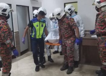 MAYAT Abdul Raman Abu Bakar dibawa ke Hospital Dungun selepas ditemukan maut dalam sebuah tandas di Stesen Janakuasa Elektrik di Paka, Dungun, semalam.
