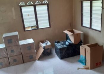 POLIS menemukan kira-kira 1,119 karton rokok seludup pelbagai jenama ketika serbuan di sebuah stor penyimpanan di Kampung Peramu di Kuantan, Pahang. - FOTO/IHSAN IPD KUANTAN