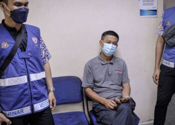 Yong Kay Sang, 62, ketika dibawa ke Mahkamah Sesyen Ampang bagi menghadapi pertuduhan memukul seekor anjing dengan menggunakan sebatang kayu.