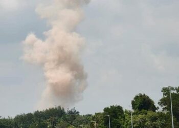 BOM era Perang Dunia Kedua seberat 226 kilogram diletupkan di lokasi asal ditemukan di Felda Triang 1 di Bera, Pahang. – UTUSAN/SALEHUDIN MAT RASAD