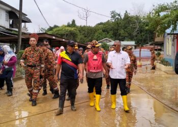 AKMAL Nasrullah Mohd. Nasir (dua, kanan) meninjau kawasan  yang terlibat banjir di Kampung Pulau Rusa, Kuala Terengganu, hari ini. - UTUSAN/KAMALIZA KAMARUDDIN