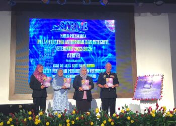 AKMA Ngah Hamid (dua kiri) bersama Pengarah Bahagian Pendidikan Masyarakat SPRM menunjukkan buku STRIVE 2022-2026 di Putrajaya. - UTUSAN/KAMARIAH KHALIDI