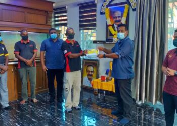 KHAIRUL Shahril Mohamed (dua dari kanan) menyampaikan sumbangan kepada K. Yoganathan (tiga dari kanan), anak bekas atlit olahraga negara, A. Kandiah di kediamannya di Persiaran Sungai Pari, Buntong, Ipoh, Perak, hari ini. - FOTO/ASLIZA MUSA