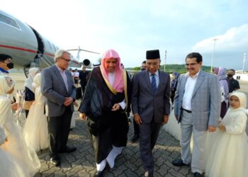 IDRIS Ahmad menyambut ketibaan Muhammad Abdul Karim Issa di Lapangan Terbang Sultan Abdul Aziz Shah, Subang, Selangor. - IHSAN JAKIM