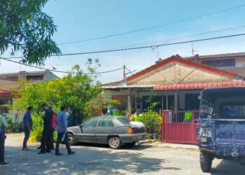 PASUKAN polis menjalankan siasatan di lokasi mayat suami isteri dipercayai dibunuh di Taman Bercham Aman, Bercham, Ipoh, Perak, hari ini. - UTUSAN