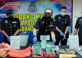 SAIFUDIN Aslin Abbas (dua dari kiri) menunjukkan dadah yang dirampas dalam tiga serbuan melibatkan sindiket Kumpulan Wa di Padang Besar, Perlis dalam sidang akhbar di IPD Padang Besar hari ini.