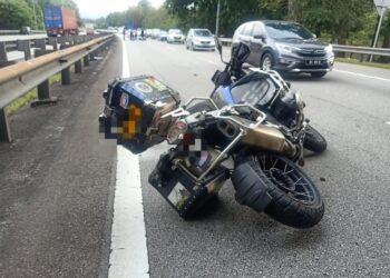 KEADAAN motosikal berkuasa tinggi ditunggang mangsa kemalangan maut di Kilometer 296.9, Lebuh Raya Utara-Selatan arah utara. semalam. - UTUSAN/IHSAN PDRM