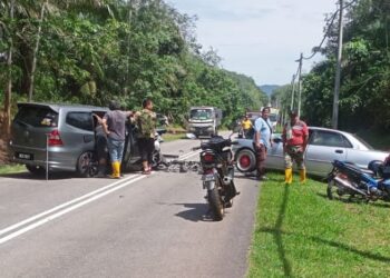 DUA maut manakala seorang cedera parah dalam kkemalangan membabitkan dua buah kenderaan di Jalan Jelai-Rokan menghala ke Pasir Besar, Gemas, Tampin, Negeri Sembilan, hari ini.