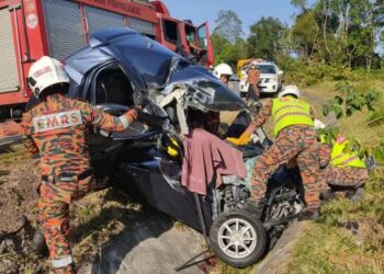 ANGGOTA bomba mengeluarkan mangsa tersepit dalam kereta yang terlibat kemalangan di Jalan Raya Timur Barat (JRTB) selepas kawasan rehat dan rawat Banjaran Titiwangsa di Gerik, Perak hari ini. - IHSAN BOMBA
