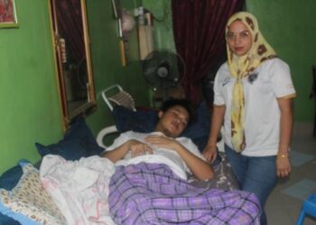 NOOR Izwanie Mohd. Nordin bersama suaminya, Mohd. Badurzzaman Mohd. Yusof yang menghidap kanser usus ketika ditemui di rumahnya di Taman Saujana, Pontian, Johor semalam. – UTUSAN/MUHAMMAD ZIKRI