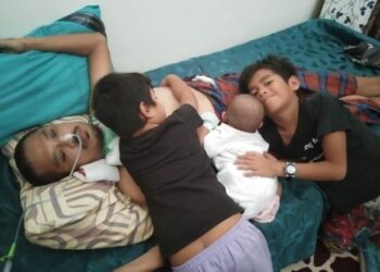 ANAK-anak menjadi penguat semangat Nurain Rozman untuk menjaga suaminya, Mohamed Khairi yang hanya mampu terbaring akibat diserang angin ahmar kali kedua di rumah mereka di Taman Desa Kulai, Johor.