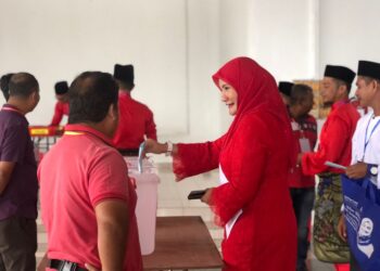 SURAYA Yaacob mengundi pada sesi pemilihan tujuh perwakilan (G7) ke Perhimpunan Agung UMNO ketika Mesyuarat UMNO Bahagian Pendang di Pendang Lake Resort, Kedah.