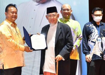 ALEXANDER Nanta Linggi menyerahkan Watikah Pelantikan Ahli MPPN Sesi 2022 – 2023 kepada Mohd Azmi Abd. Hamid (tiga dari kanan) di KPDNHEP Putrajaya. - UTUSAN/FAISOL MUSTAFA