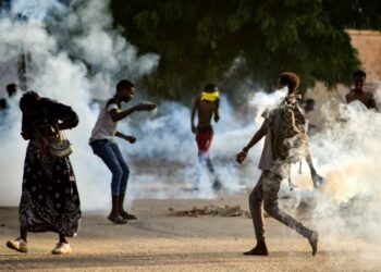 PIHAK tentera melepaskan gas pemedih mata terhadap peserta protes di Khartoum. -AFP