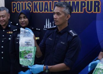 MOHD. Shuhaily Mohd. Zain menunjukkan dadah jenis syabu yang dirampas dalam sidang akhbar di IPK Kuala Lumpur, hari ini. - UTUSAN/FAUZI BAHARUDIN