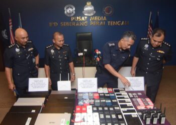 MOHD. SHUHAILY MOHD. ZAIN (dua dari kanan) menunjukkan antara barangan yang dirampas daripada sindiket penipuan pembelian online dalam sidang akhbar di IPD SPT, Bukit Mertajam, Pulau Pinang hari ini.