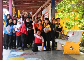 MURID-murid SK Seri Indera, Kangar, Perlis selesa memakai pakaian sukan, semalam.- UTUSAN/IZLIZAN OTHMAN