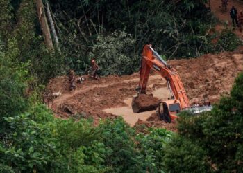 ANGGOTA bomba membawa anjing pengesan meninjau lokasi tanah runtuh pada hari kedua operasi mencari dan menyelamat mangsa kejadian tanah runtuh di Tapak Perkhemahan Father’s Organic Farm, Jalan Batang Kali-Genting Highland, Hulu Selangor. - UTUSAN/MUHAMAD IQBAL ROSLI