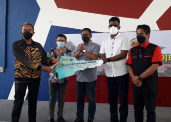 AHMAD Faizal Azumu (tengah) menyaksikan majlis penyerahan KRMSAU yang siap dinaik taraf dan baik pulih di Bandar Penawar, Kota Tinggi, Johor.