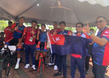 Siti Nur Adibah Alma Mohd Fuad (tiga dari kiri) meraikan kejayaan memenangi pingat emas pertama buat Johor dan juga Sukma ke-20 bersama krew padukannya di D'tempat Country Club, Bandar Baru Sendayan, Seremban, Negeri Sembilan, sebentar tadi.
