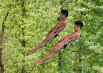 AKSI pasangan Sarawak Elvis Priestly dan Jared Aiden dalam aksi akhir 10 meter platform seirama lelaki pada Sukma di Pusat Akuatik Nasional, Bukit Jalil, dekat sini, sebentar tadi.-UTUSAN/AMIR KHALID